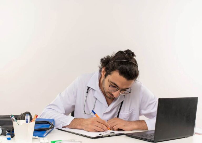 Studying Healthcare Administration: A Smart Career Pivot for Professional Women